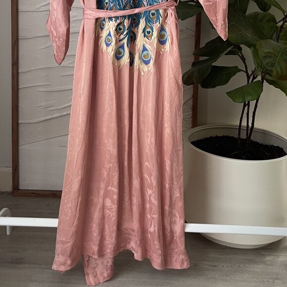 Women's Nuuly x SPELL Pink Embroidered Peacock Silky Robe Size S/M Small Medium - Picture 10 of 12
